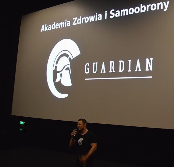 Instruktor Akademii Samoobrony Guardian podczas szkolenia